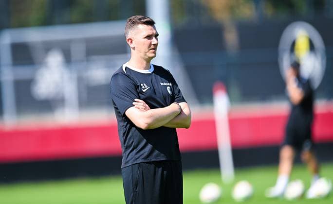 Co-Trainer Sebastian Grunert (SC Freiburg) schaut zu, Frauen-Bundesliga, 1. FC Nuernberg vs SC Freiburg, Sportpark Valznerweiher am 07. September 2024 in Nuernberg, Deutschland. (Foto von Silas Schueller DeFodi Images) Co-Trainer Sebastian Grunert (SC Freiburg) looks on, Frauen-Bundesliga, 1. FC Nuernberg vs SC Freiburg, Sportpark Valznerweiher on September 7, 2024 in Nuremberg, Germany. (Photo by Silas Schueller DeFodi Images) Defodi-121_121_FCNSCF_20240907_154