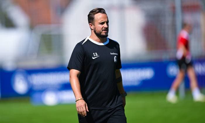 Verbindungstrainer Sandrino Braun-Schumacher (SC Freiburg) schaut zu, Frauen-Bundesliga, 1. FC Nuernberg vs SC Freiburg, Sportpark Valznerweiher am 07. September 2024 in Nuernberg, Deutschland. (Foto von Silas Schueller DeFodi Images) Verbindungstrainer Sandrino Braun-Schumacher (SC Freiburg) looks on, Frauen-Bundesliga, 1. FC Nuernberg vs SC Freiburg, Sportpark Valznerweiher on September 7, 2024 in Nuremberg, Germany. (Photo by Silas Schueller DeFodi Images) Defodi-121_121_FCNSCF_20240907_153