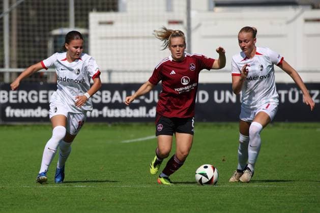 07.09.2024 - Fussball - Saison 2024 2025 - DFB-Pokal Frauen : 1. FC Nürnberg FCN ( Club Clubfrauen ) - SC Freiburg - Sportfoto Zink - xdcxdex - Annabel Schasching ( 19 , SC Freiburg ), Livia Brunmair (8, 1. FC Nürnberg FCN ), Tessa Blumenberg ( 7 , SC Freiburg )