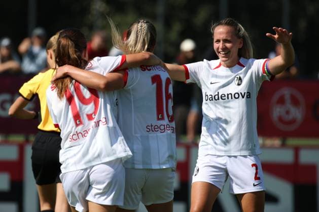 07.09.2024 - Fussball - Saison 2024 2025 - DFB-Pokal Frauen : 1. FC Nürnberg FCN ( Club Clubfrauen ) - SC Freiburg - Sportfoto Zink - xdcxdex - Annabel Schasching ( 19 , SC Freiburg ), Greta Stegemann ( 16 , SC Freiburg ), Lisa Karl ( 2 , SC Freiburg )