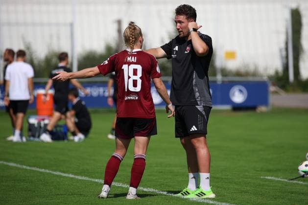 07.09.2024 - Fussball - Saison 2024 2025 - DFB-Pokal Frauen : 1. FC Nürnberg FCN ( Club Clubfrauen ) - SC Freiburg - Sportfoto Zink - xdcxdex - Franziska Mai (18, 1. FC Nürnberg FCN ), Thomas Oostendorp ( Trainer 1. FC Nürnberg FCN )