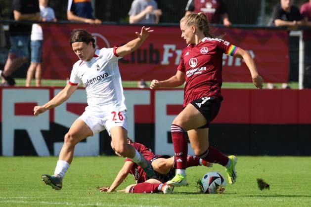 07.09.2024 - Fussball - Saison 2024 2025 - DFB-Pokal Frauen : 1. FC Nürnberg FCN ( Club Clubfrauen ) - SC Freiburg - Sportfoto Zink - xdcxdex - Alicia-Sophie Ally Gudorf ( 26 , SC Freiburg ), Rebekka Salfelder (15, 1. FC Nürnberg FCN ), Luisa Guttenberger (4, 1. FC Nürnberg FCN )