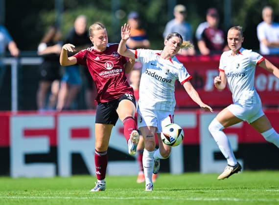 Eileen Campbell (SC Freiburg) und Amelie Thoele (1. FC Nuernberg) im Zweikampf, Frauen-Bundesliga, 1. FC Nuernberg vs SC Freiburg, Sportpark Valznerweiher am 07. September 2024 in Nuernberg, Deutschland. (Foto von Silas Schueller DeFodi Images) Eileen Campbell (SC Freiburg) und Amelie Thoele (1. FC Nuernberg) battle for the ball, Frauen-Bundesliga, 1. FC Nuernberg vs SC Freiburg, Sportpark Valznerweiher on September 7, 2024 in Nuremberg, Germany. (Photo by Silas Schueller DeFodi Images) Defodi-121_121_FCNSCF_20240907_189