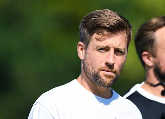 Co-Trainer Nico Schneck (SC Freiburg) wirkt nachdenklich, Frauen-Bundesliga, 1. FC Nuernberg vs SC Freiburg, Sportpark Valznerweiher am 07. September 2024 in Nuernberg, Deutschland. (Foto von Silas Schueller DeFodi Images) Co-Trainer Nico Schneck (SC Freiburg) looks into the camera, Frauen-Bundesliga, 1. FC Nuernberg vs SC Freiburg, Sportpark Valznerweiher on September 7, 2024 in Nuremberg, Germany. (Photo by Silas Schueller DeFodi Images) Defodi-121_121_FCNSCF_20240907_248