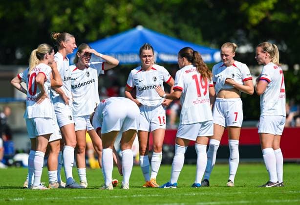 Greta Stegemann (SC Freiburg) und Tessa Blumenberg (SC Freiburg) stehen mit ihren Mitspielerinnen im Kreis, Frauen-Bundesliga, 1. FC Nuernberg vs SC Freiburg, Sportpark Valznerweiher am 07. September 2024 in Nuernberg, Deutschland. (Foto von Silas Schueller DeFodi Images) Greta Stegemann (SC Freiburg) und Tessa Blumenberg (SC Freiburg) are in a Team circle with their teammates, Frauen-Bundesliga, 1. FC Nuernberg vs SC Freiburg, Sportpark Valznerweiher on September 7, 2024 in Nuremberg, Germany. (Photo by Silas Schueller DeFodi Images) Defodi-121_121_FCNSCF_20240907_243