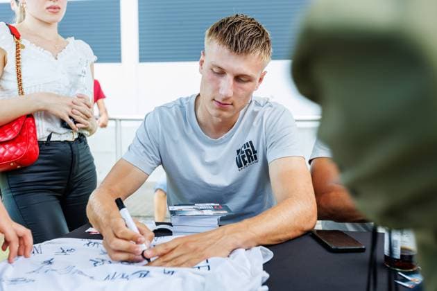Eduard Probst (SC Verl, 17) unterschreibt wahrend der Autogrammstunde auf dem Shirt eines Fans GER, 100 Jahre SC Verl, Sportclub-Tag, 07.09.2024 GER, 100 Jahre SC Verl, Sportclub-Tag, 07.09.2024 Verl Copyright: xEibner-Pressefotox xJanxRollingerx EP_JSK