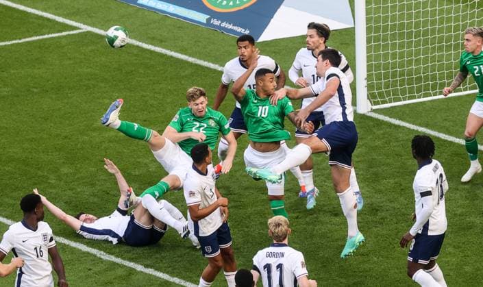 Bilder des Jahres 2024, Sport 09 September Sport Themen der Woche KW36 Sport Bilder des Tages UEFA Nations League Group B2, Aviva Stadium, Dublin 7 9 2024 Republic of Ireland vs England Ireland™s Adam Idah and Nathan Collins compete in the air for the ball with Harry Maguire and Declan Rice of England Adam Idah and Nathan Collins compete in the air for the ball with Harry Maguire and Declan Rice 7 9 2024  Copyright: x INPHO BryanxKeanex BI7I7657
