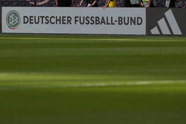 07.09.2024, Düsseldorf, UEFA Nations League, Deutschland Ungarn, Merkur Spielarena, Division A, 2024 2025, Gruppe 3: Feature vor Spielbeginn - Bandenwerbung Schriftzug Deutscher Fussball-Bund neben dem Logo vom Sponsor Adidas Symbolbild, Nahaufnahme, Detailfoto DFB regulations prohibit any use of photographs as image sequences and or quasi-video. Nordrhein-Westfalen Deutschland