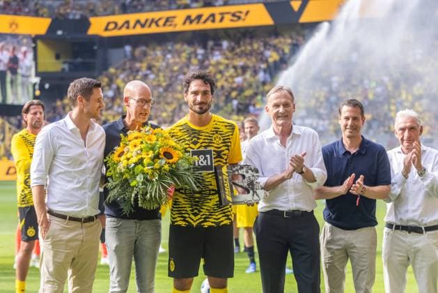 Bilder des Jahres 2024, Sport 09 September Sport Themen der Woche KW36 Sport Bilder des Tages Fußball, Borussia Dortmund, Abschiedsspiel für Lukasz Piszczek und Jakub Blaszczykowski 07.09.2024, Fussball, Saison 2024 2025, Abschiedsspiel von Lukasz Piszczek und Jakub Blaszczykowski, v. l. Sebastian Kehl (Borussia Dortmund), Carsten Kramer (Borussia Dortmund), Hans-Joachim Watzke (Borussia Dortmund), Lars Ricken (Borussia Dortmund) verabschieden Mats Hummels (mitte) Dortmund Signal-Iduna-Park NRW Deutschland xRHR-FOTO YYx *** 07 09 2024, Football, Season 2024 2025, Farewell match of Lukasz Piszczek and Jakub Blaszczykowski, f l Sebastian Kehl Borussia Dortmund , Carsten Kramer Borussia Dortmund , Hans Joachim Watzke Borussia Dortmund , Lars Ricken Borussia Dortmund say goodbye to Mats Hummels in the middle Dortmund Signal Iduna Park NRW Germany xRHR PHOTO YYx Copyright: StephanxSchuetze RHR-FOTOx RHR-FOTO YY