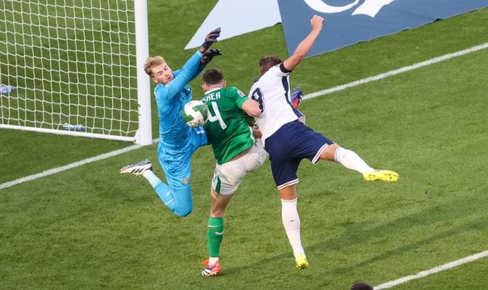 Sport Bilder des Tages UEFA Nations League Group B2, Aviva Stadium, Dublin 7 9 2024 Republic of Ireland vs England Ireland s Caoimhin Kelleher makes a save despite Harry Kane of England Caoimhin Kelleher makes a save despite Harry Kane 7 9 2024  Copyright: x INPHO BryanxKeanex BI7I8777