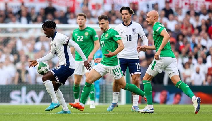 UEFA Nations League Group B2, Aviva Stadium, Dublin 7 9 2024 Republic of Ireland vs England England s Kobbie Mainoo with Jayson Molumby of Ireland Kobbie Mainoo with Jayson Molumby 7 9 2024  Copyright: x INPHO RyanxByrnex RB1_0688