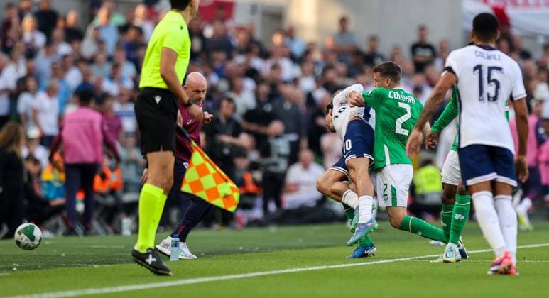 UEFA Nations League Group B2, Aviva Stadium, Dublin 7 9 2024 Republic of Ireland vs England England s Jack Grealish with Seamus Coleman of Ireland Jack Grealish with Seamus Coleman 7 9 2024  Copyright: x INPHO RyanxByrnex RB1_1190