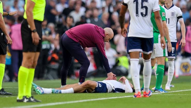 UEFA Nations League Group B2, Aviva Stadium, Dublin 7 9 2024 Republic of Ireland vs England England Manager Lee Carsley checks on Jack Grealish Lee Carsley checks on Jack Grealish 7 9 2024  Copyright: x INPHO RyanxByrnex RB1_1215