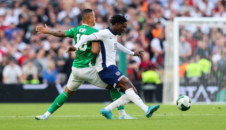 UEFA Nations League Group B2, Aviva Stadium, Dublin 7 9 2024 Republic of Ireland vs England England s Kobbie Mainoo with Adam Idah of Ireland Kobbie Mainoo with Adam Idah 7 9 2024  Copyright: x INPHO RyanxByrnex RB1_1426