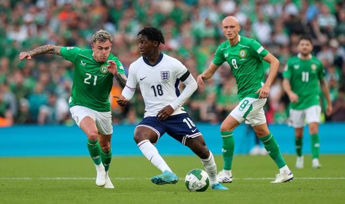 UEFA Nations League Group B2, Aviva Stadium, Dublin 7 9 2024 Republic of Ireland vs England Ireland s Sammie Szmodics with Kobbie Mainoo of England Sammie Szmodics with Kobbie Mainoo 7 9 2024  Copyright: x INPHO RyanxByrnex RB1_3224