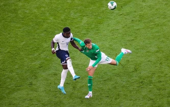 UEFA Nations League Group B2, Aviva Stadium, Dublin 7 9 2024 Republic of Ireland vs England England s Kobbie Mainoo with Kasey Mcateer of Ireland Kobbie Mainoo with Kasey Mcateer 7 9 2024  Copyright: x INPHO BryanxKeanex BI7I9877