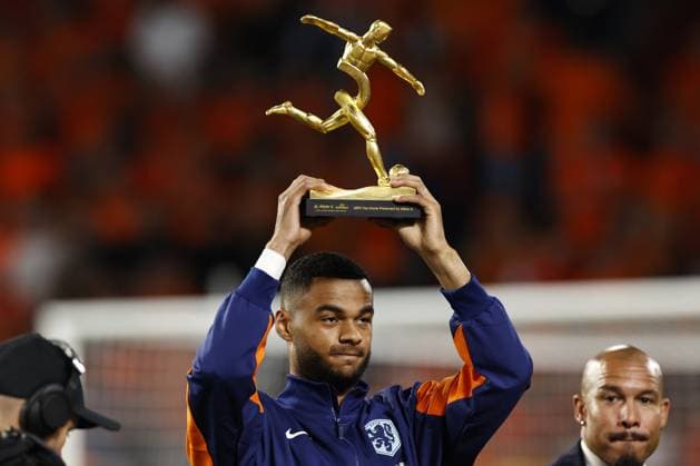 Sport Themen der Woche KW36 Sport Bilder des Tages EINDHOVEN - Cody Gakpo of Holland, with Alipay Top Scorer Trophy during the UEFA Nations League match between the Netherlands and Bosnia and Herzegovina at Phillips Stadium on Sept. 7, 2024 in Eindhoven, Netherlands. ANP PIETER STAM DE JONGE UEFA Nations League - League A, Group A3 2024 25 xVIxANPxSportx xxANPxIVx 507898863 originalFilename: 507898863.jpg