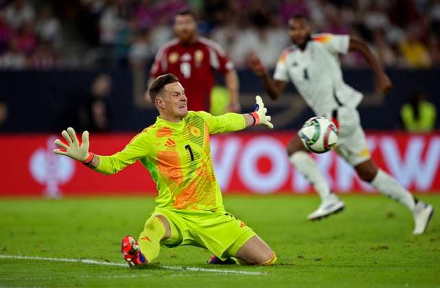 07.09.2024, Fussball UEFA Nations League 2024 25, Gruppe 3, 1. Spieltag, Deutschland - Ungarn, in der Merkur Spiel-Arena Düsseldorf. Torwart Marc-Andre ter Stegen (Deutschland) wehrt den Ball ab.