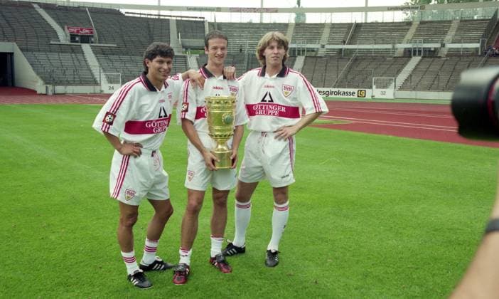 Archivbilder der Woche SPORT KW36 15.07.97 VfB Stuttgart Fototermin DFB-Pokal Sieger 1997 Deutschland, Stuttgart, 15.07.1997, Fussball, Bundesliga, VfB Stuttgart Fototermin DFB-Pokal Sieger 1997: v.l. Krassimir Balakov, Fredi Bobic, Frank Verlaat mit dem DFB-Pokal. *** 15 07 97 VfB Stuttgart photo session DFB Cup Winner 1997 Germany, Stuttgart, 15 07 1997, Football, Bundesliga, VfB Stuttgart photo session DFB Cup Winner 1997 f l Krassimir Balakov, Fredi Bobic, Frank Verlaat with the DFB Cup