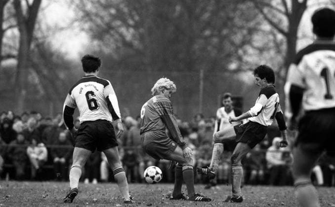 Archivbilder der Woche SPORT KW36 19.01.92 TuS Schorndorf - FC Bayern München Deutschland, Schorndorf, 19.01.1992, Fussball, Bundesliga, Testspiel, TuS Schorndorf - FC Bayern München: Stefan Effenberg (FC Bayern München). *** 19 01 92 TuS Schorndorf FC Bayern München Germany, Schorndorf, 19 01 1992, Soccer, Bundesliga, Test match, TuS Schorndorf FC Bayern München Stefan Effenberg FC Bayern München
