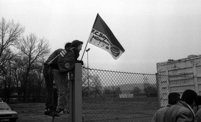 Archivbilder der Woche SPORT KW36 19.01.92 TuS Schorndorf - FC Bayern München Deutschland, Schorndorf, 19.01.1992, Fussball, Bundesliga, Testspiel, TuS Schorndorf - FC Bayern München: Fans Zuschauer Fahne. *** 19 01 92 TuS Schorndorf FC Bayern Munich Germany, Schorndorf, 19 01 1992, Soccer, Bundesliga, Test match, TuS Schorndorf FC Bayern Munich fans spectators flag
