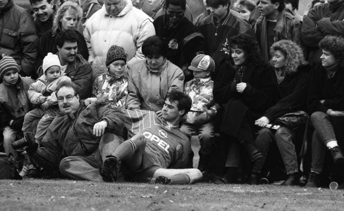 Archivbilder der Woche SPORT KW36 19.01.92 TuS Schorndorf - FC Bayern München Deutschland, Schorndorf, 19.01.1992, Fussball, Bundesliga, Testspiel, TuS Schorndorf - FC Bayern München: Thomas Berthold (FC Bayern München) stürzt auf einen Fotografen. *** 19 01 92 TuS Schorndorf FC Bayern Munich Germany, Schorndorf, 19 01 1992, Football, Bundesliga, Test match, TuS Schorndorf FC Bayern Munich Thomas Berthold FC Bayern Munich falls on a photographer