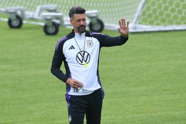 Fußball Training Nationalmannschaft am 08.09.2024 im Paul-Janes Stadion in Düsseldorf Sandro Wagner ( Assistenztrainer Deutschland ) winkt DFB regulations prohibit any use of photographs as image sequences and or quasi-video.