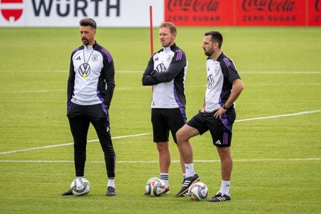 08.09.2024, Fussball: Deutsche Nationalmannschaft, oeffentliches Training im Paul-Janes-Stadion in Duesseldorf. Sandro Wagner (Nationalmannschaft Deutschland), Julian Nagelsmann (Nationalmannschaft Deutschland, Trainer) und Mads Buttgereit (Deutsche Nationalmannschaft, Assistenztrainer) schauen sich das Training gemeinsam an. Wichtiger Hinweis: Gemaess den Vorgaben der FIFA bzw. der UEFA ist es untersagt, in dem Stadion und oder vom Spiel angefertigte Fotoaufnahmen in Form von Sequenzbildern und oder videoaehnlichen Fotostrecken zu verwerten bzw. verwerten zu lassen. Foto: Kirchner-Media TH Copyright: xKirchner-Media THx