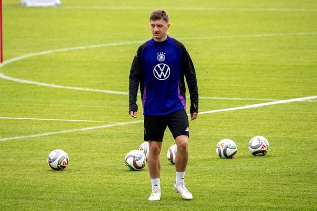 08.09.2024, Fussball: Deutsche Nationalmannschaft, oeffentliches Training im Paul-Janes-Stadion in Duesseldorf. Angelo Stiller (Nationalmannschaft Deutschland, 19 ist entspannt beim Training. Wichtiger Hinweis: Gemaess den Vorgaben der FIFA bzw. der UEFA ist es untersagt, in dem Stadion und oder vom Spiel angefertigte Fotoaufnahmen in Form von Sequenzbildern und oder videoaehnlichen Fotostrecken zu verwerten bzw. verwerten zu lassen. Foto: Kirchner-Media TH Copyright: xKirchner-Media THx