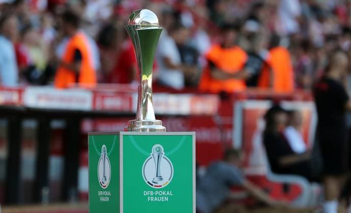 Pokal, Trophäe, Objekt Fußball Fussball Damen DFB Pokal 2.Runde Saison 2024 2025 08.09.2024 1.FC Union Berlin vs. RB Leipzig RBL DFL regulations prohibit any use of photographs as image sequences and or quasi-video