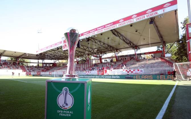 Pokal, Trophäe, Objekt im Stadion an der Alten Försterei AF Sportstätte Übersicht Fußball Fussball Damen DFB Pokal 2.Runde Saison 2024 2025 08.09.2024 1.FC Union Berlin vs. RB Leipzig RBL DFL regulations prohibit any use of photographs as image sequences and or quasi-video