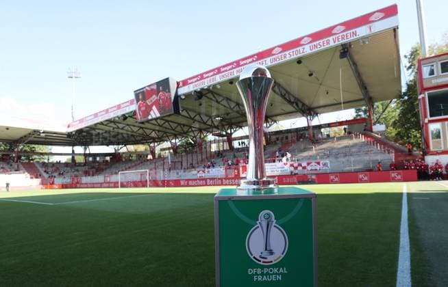 Pokal, Trophäe, Objekt im Stadion an der Alten Försterei AF Sportstätte Übersicht Fußball Fussball Damen DFB Pokal 2.Runde Saison 2024 2025 08.09.2024 1.FC Union Berlin vs. RB Leipzig RBL DFL regulations prohibit any use of photographs as image sequences and or quasi-video