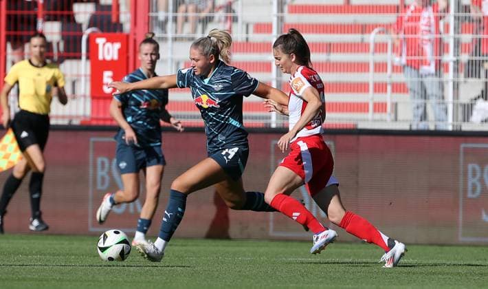 Marleen Schimmer im Zweikampf mit Marie Becker Aktion Spielszene Fußball Fussball Damen DFB Pokal 2.Runde Saison 2024 2025 08.09.2024 1.FC Union Berlin vs. RB Leipzig RBL DFL regulations prohibit any use of photographs as image sequences and or quasi-video