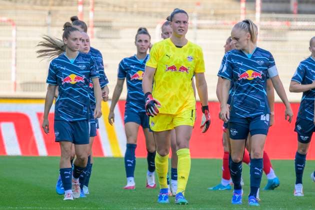 GER, Berlin, Fussball, 1. FC Union Berlin vs Rasenballsport Leipzig - DFB-Pokal, 2. Spieltag, Frauen, Bundesliga, DFB, Spielzeit 2024 2025, Alte Foersterei, Das Team der Leipzigerinnen vor dem Spiel, DFB DFL REGULATIONS PROHIBIT ANY USE OF PHOTOGRAPHS AS IMAGE SEQUENCES AND OR QUASI-VIDEO, 08.09.2024, Copyright: HMBxMedia UwexKoch
