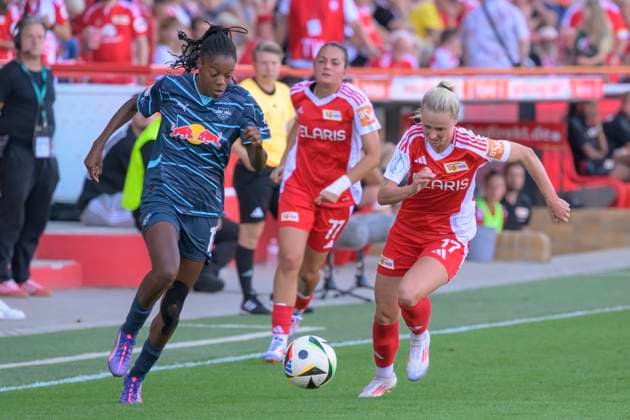 GER, Berlin, Fussball, 1. FC Union Berlin vs Rasenballsport Leipzig - DFB-Pokal, 2. Spieltag, Frauen, Bundesliga, DFB, Spielzeit 2024 2025, Alte Foersterei, v.l. Lydia Andrade (RB Leipzig 17), Athanasia Moraitou (Union Berlin 77), Lydia Andrade (RB Leipzig 17), Zweikampf, Action, Kampf, kaempft um den Ball, DFB DFL REGULATIONS PROHIBIT ANY USE OF PHOTOGRAPHS AS IMAGE SEQUENCES AND OR QUASI-VIDEO, 08.09.2024, Copyright: HMBxMedia UwexKoch