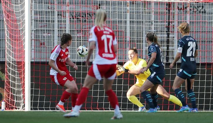 Pia Metzner schießt, Torwart Elvira Herzog pariert Zweikampf Spielszene Aktion Fußball Fussball Damen DFB Pokal 2.Runde Saison 2024 2025 08.09.2024 1.FC Union Berlin vs. RB Leipzig RBL DFL regulations prohibit any use of photographs as image sequences and or quasi-video