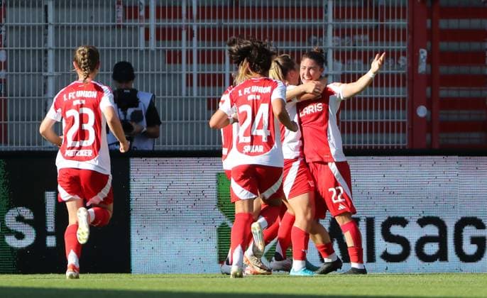 Eleni Markou (22) jubelt nach 1:0 mit Teamkollegen Freude Emotion Jubel Fußball Fussball Damen DFB Pokal 2.Runde Saison 2024 2025 08.09.2024 1.FC Union Berlin vs. RB Leipzig RBL DFL regulations prohibit any use of photographs as image sequences and or quasi-video