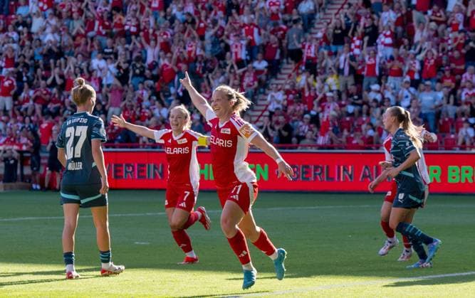 Bilder des Jahres 2024, Sport 09 September Sport Themen der Woche KW36 Sport Bilder des Tages Fußball, Frauen, Saison 2024 2025, DFB-Pokal (2. Runde), 1. FC Union Berlin - RB Leipzig, v. l. Marlene Müller (RB Leipzig), Lisa Heiseler (1. Frauen 1. FC Union), Dina Orschmann (1. Frauen 1. FC Union), Jubel nach Tor zum 1:0, 08.09. 2024, *** Soccer, Women, Season 2024 2025, DFB Cup 2 Round , 1 FC Union Berlin RB Leipzig, f l Marlene Müller RB Leipzig , Lisa Heiseler 1 Women 1 FC Union , Dina Orschmann 1 Women 1 FC Union , Cheering after goal to 1 0, 08 09 2024, Copyright: xMatthiasxKochx