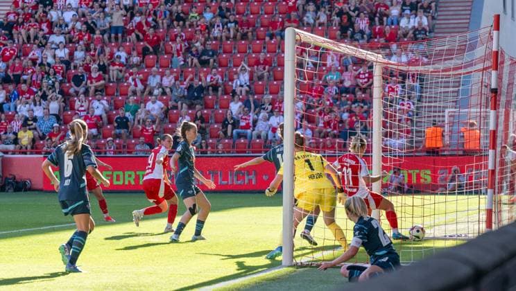 Fußball, Frauen, Saison 2024 2025, DFB-Pokal (2. Runde), 1. FC Union Berlin - RB Leipzig, Dina Orschmann (r., 1. Frauen 1. FC Union) erzielt das Tor zum 1:0 gegen Torfrau Elvira Herzog (RB Leipzig), 08.09. 2024, Copyright: xMatthiasxKochx