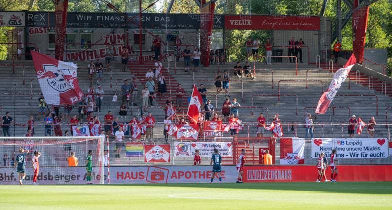 Fußball, Frauen, Saison 2024 2025, DFB-Pokal (2. Runde), 1. FC Union Berlin - RB Leipzig, Gästeblock, Fans von Leipzig, 08.09. 2024, Copyright: xMatthiasxKochx