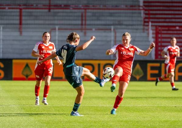 Fußball, Frauen, Saison 2024 2025, DFB-Pokal (2. Runde), 1. FC Union Berlin - RB Leipzig, v. l. Julia Polla (RB Leipzig), Dina Orschmann (1. Frauen 1. FC Union), 08.09. 2024, Copyright: xMatthiasxKochx