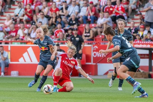 Fußball, Frauen, Saison 2024 2025, DFB-Pokal (2. Runde), 1. FC Union Berlin - RB Leipzig, v. l. Victoria Krug (RB Leipzig), Dina Orschmann (1. Frauen 1. FC Union), 08.09. 2024, Copyright: xMatthiasxKochx