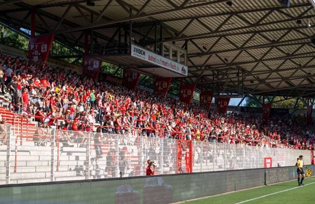 Fußball, Frauen, Saison 2024 2025, DFB-Pokal (2. Runde), 1. FC Union Berlin - RB Leipzig, Fans von Union auf der Gegengerade, 08.09. 2024, Copyright: xMatthiasxKochx