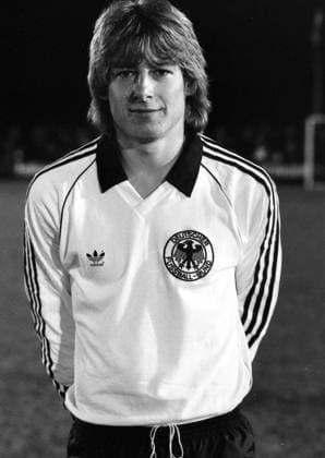Archivbilder der Woche SPORT KW36 26.03.85 U21, U 21 Schweiz - U21 Deutschland Schweiz, Schaffhausen, 26.03.1985, Fussball, UEFA, Testspiel, U21 Schweiz - U21 Deutschland (0:0): Jürgen Klinsmann (Deutschland). *** 26 03 85 U21 Switzerland U21 Germany Switzerland, Schaffhausen, 26 03 1985, Football, UEFA, Test match, U21 Switzerland U21 Germany 0 0 Jürgen Klinsmann Germany