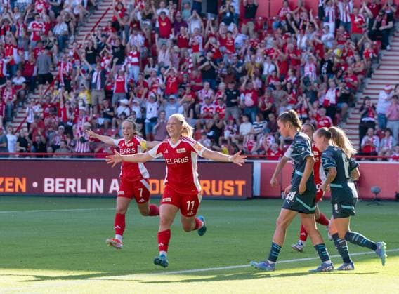 Fußball, Frauen, Saison 2024 2025, DFB-Pokal (2. Runde), 1. FC Union Berlin - RB Leipzig, v. l. Lisa Heiseler (1. Frauen 1. FC Union), Dina Orschmann (1. Frauen 1. FC Union), Jubel nach Tor zum 1:0, Julia Pollak (RB Leipzig), Lou-Ann Joly (RB Leipzig), 08.09. 2024, Copyright: xMatthiasxKochx