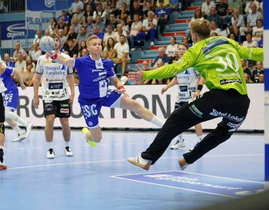 Sport Themen der Woche KW36 Sport Bilder des Tages Ellidi Vidarsson (VfL Gummersbach, 4) bei einem Wurf. Handball EHF European League, VfL Gummersbach - Mors-Thy Handbold (Handbold), 08.09.2024 *** Ellidi Vidarsson VfL Gummersbach, 4 on a throw Handball EHF European League, VfL Gummersbach Mors Thy Handbold Handbold , 08 09 2024 Copyright: HMBxMedia xMarcoxBader