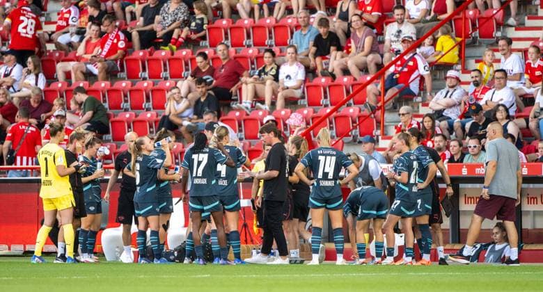 Fußball, Frauen, Saison 2024 2025, DFB-Pokal (2. Runde), 1. FC Union Berlin - RB Leipzig, Ansprache Trainer Jonas Stephan (M., RB Leipzig), 08.09. 2024, Copyright: xMatthiasxKochx