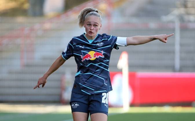 Victoria Krug zeigend, gestikulierend Aktion Oberkörper Fußball Fussball Damen DFB Pokal 2.Runde Saison 2024 2025 08.09.2024 1.FC Union Berlin vs. RB Leipzig RBL DFL regulations prohibit any use of photographs as image sequences and or quasi-video