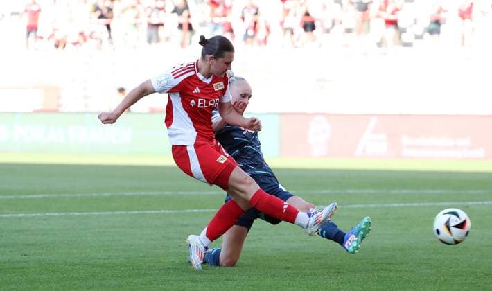 Antonia Halverkamps schießt, Victoria Krug Zweikampf Spielszene Aktion Fußball Fussball Damen DFB Pokal 2.Runde Saison 2024 2025 08.09.2024 1.FC Union Berlin vs. RB Leipzig RBL DFL regulations prohibit any use of photographs as image sequences and or quasi-video