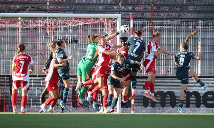 Torwart Melanie Wagner, Dina Orschmann, Julia Magerl, Giovanna Hoffmann Zweikampf Spielszene Aktion Fußball Fussball Damen DFB Pokal 2.Runde Saison 2024 2025 08.09.2024 1.FC Union Berlin vs. RB Leipzig RBL DFL regulations prohibit any use of photographs as image sequences and or quasi-video